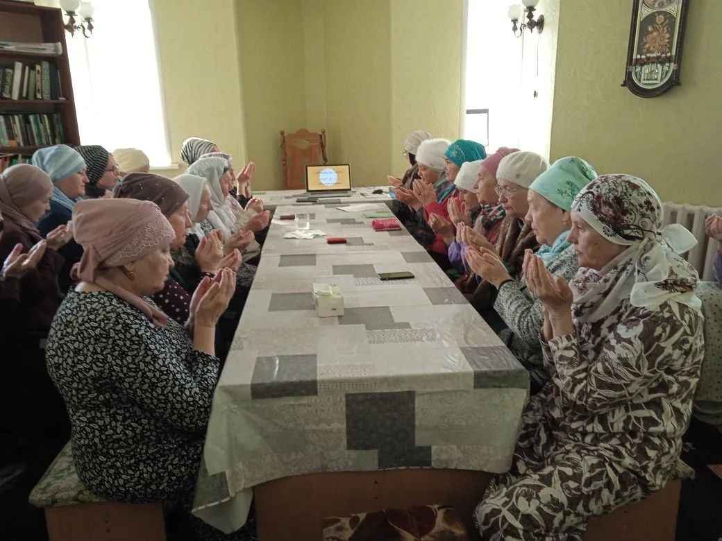 Апаста абыстайлар җыены узды