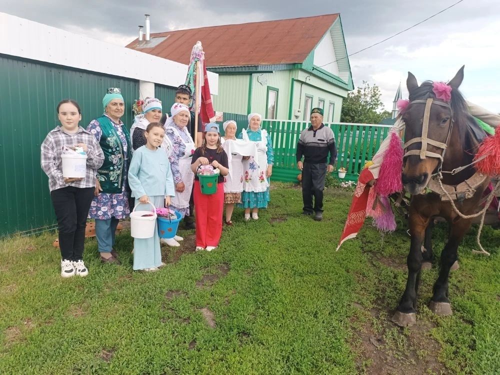 Олы Болгаер апалары батырларга сөлге чиккән