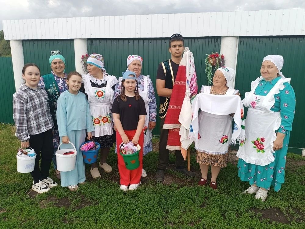 Олы Болгаер апалары батырларга сөлге чиккән