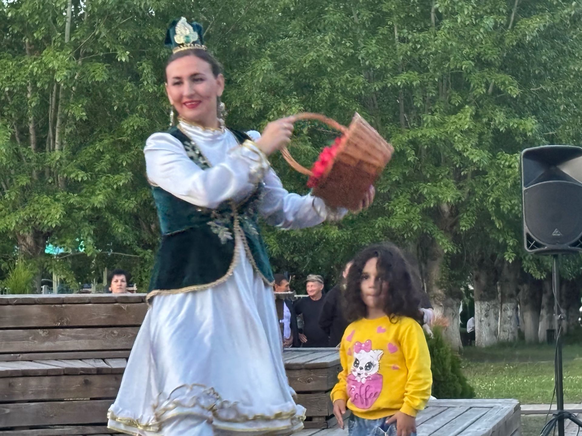 Районыбызның мәдәният хезмәткәрләре җырлы-моңлы җәйге кич бүләк итте
