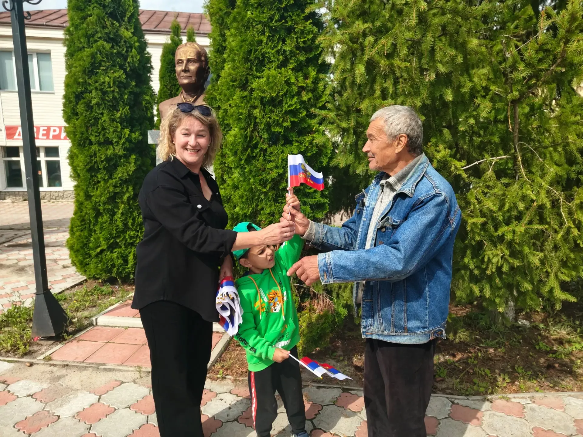 В Апастово прошла патриотическая акция в честь Дня государственного флага РФ