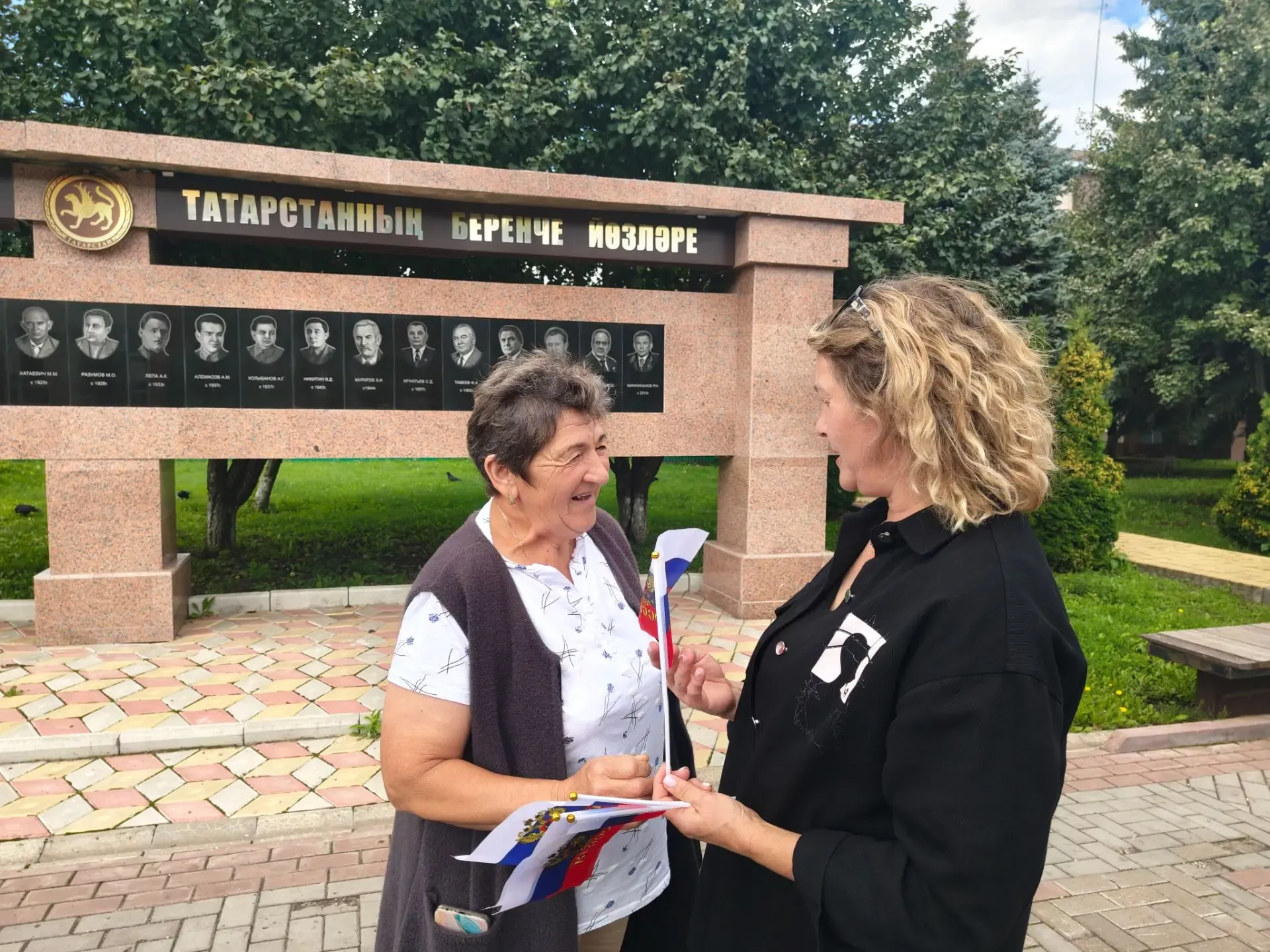 В Апастово прошла патриотическая акция в честь Дня государственного флага РФ
