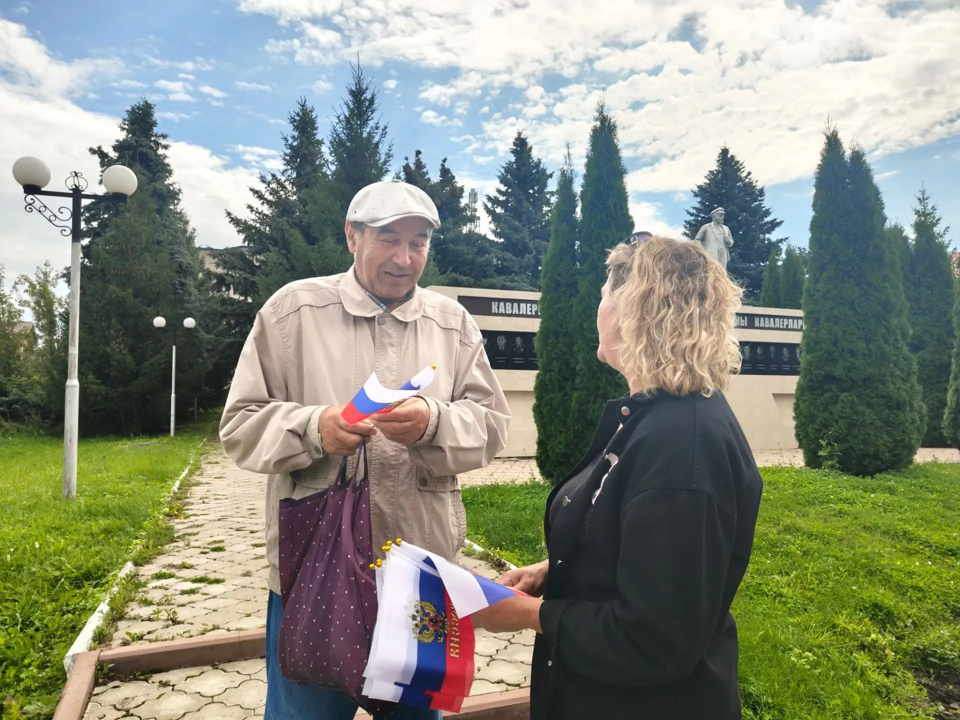 В Апастово прошла патриотическая акция в честь Дня государственного флага РФ