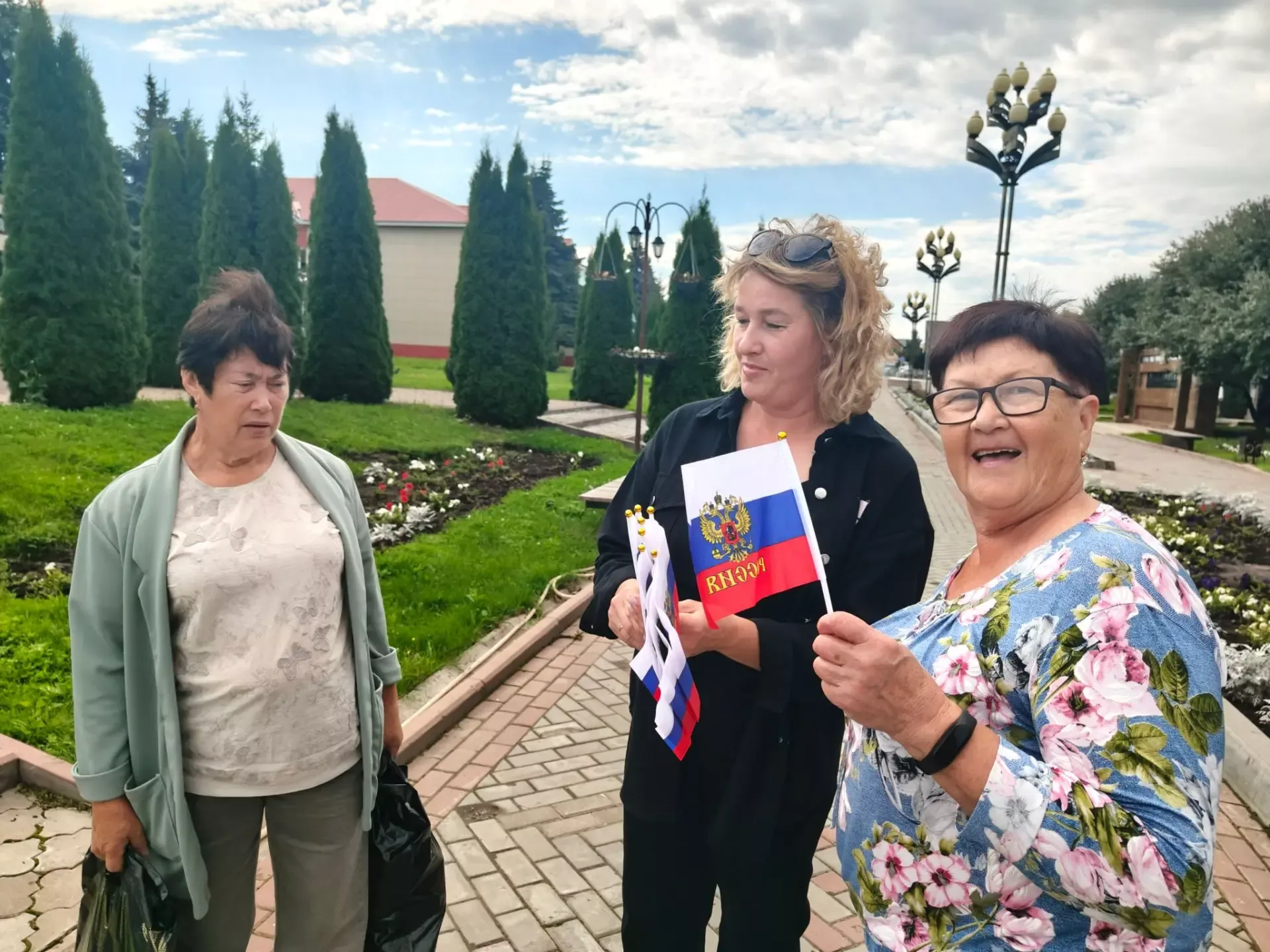 В Апастово прошла патриотическая акция в честь Дня государственного флага РФ