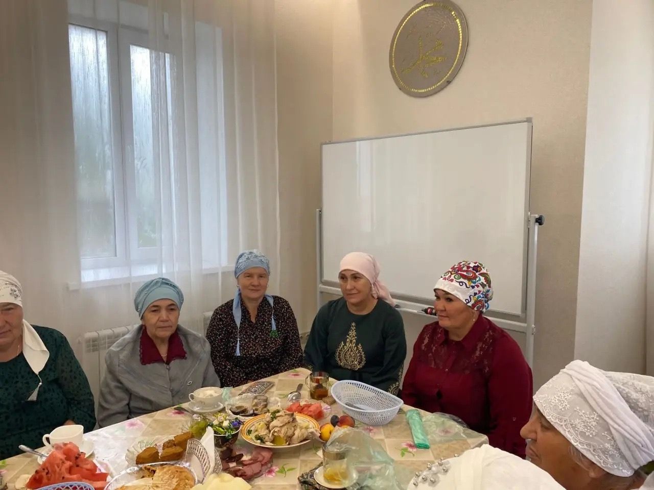 Әҗемлеләр дини табын артында очрашты