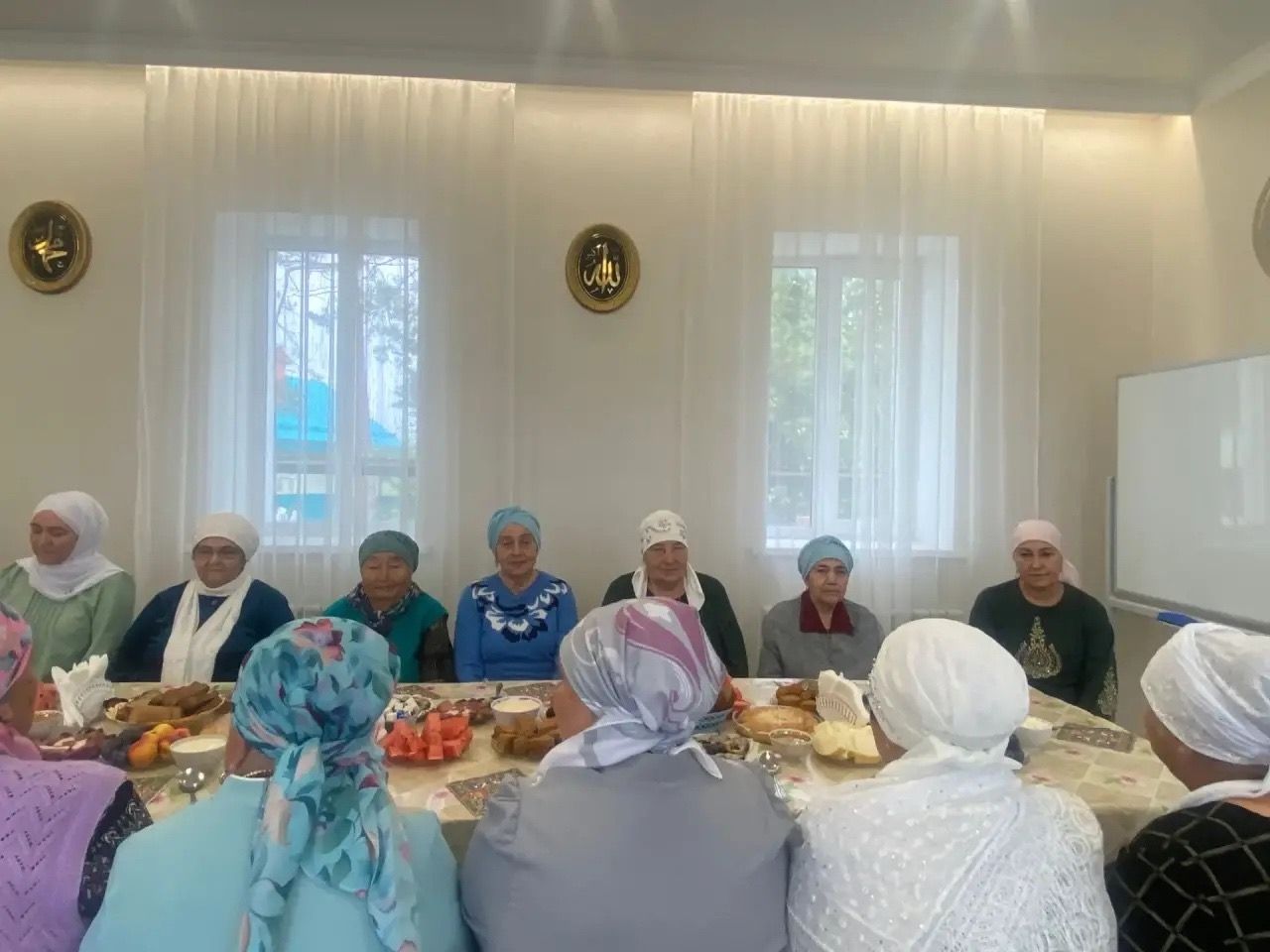 Әҗемлеләр дини табын артында очрашты