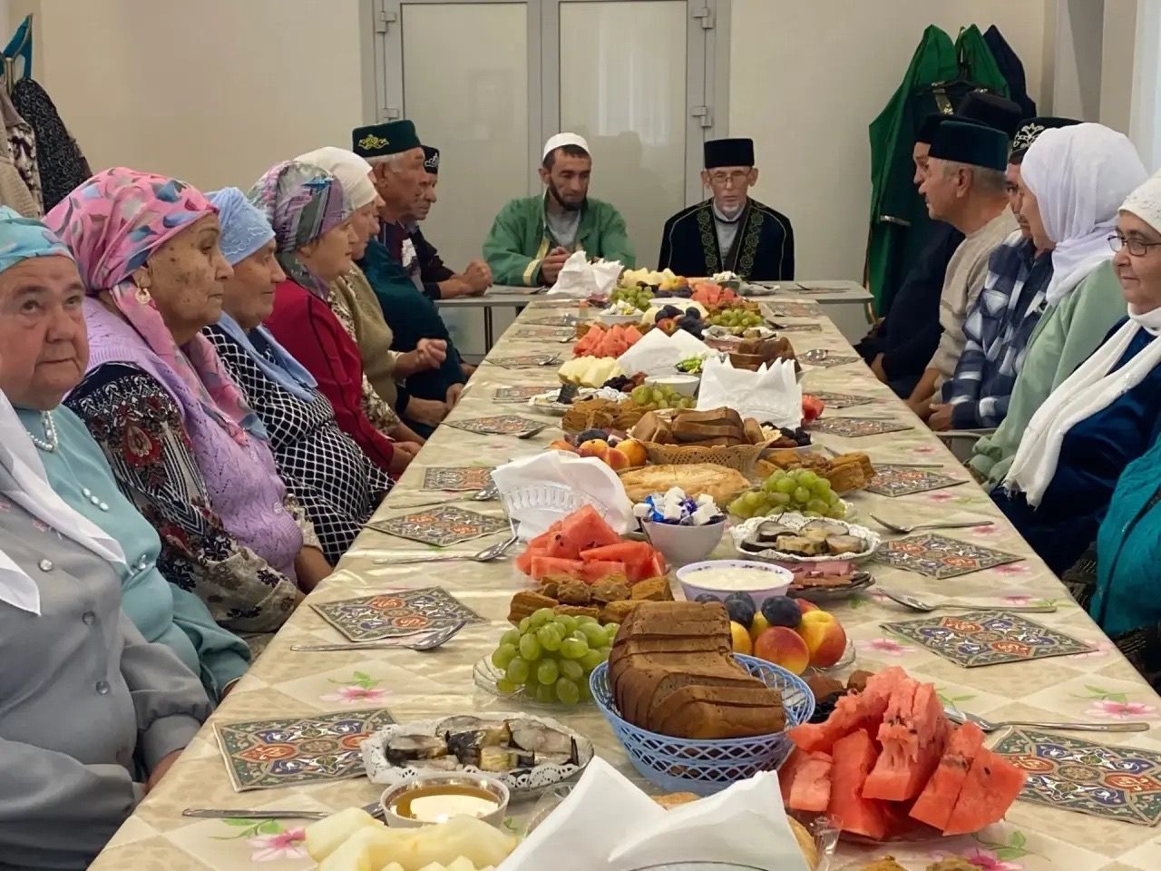 Әҗемлеләр дини табын артында очрашты