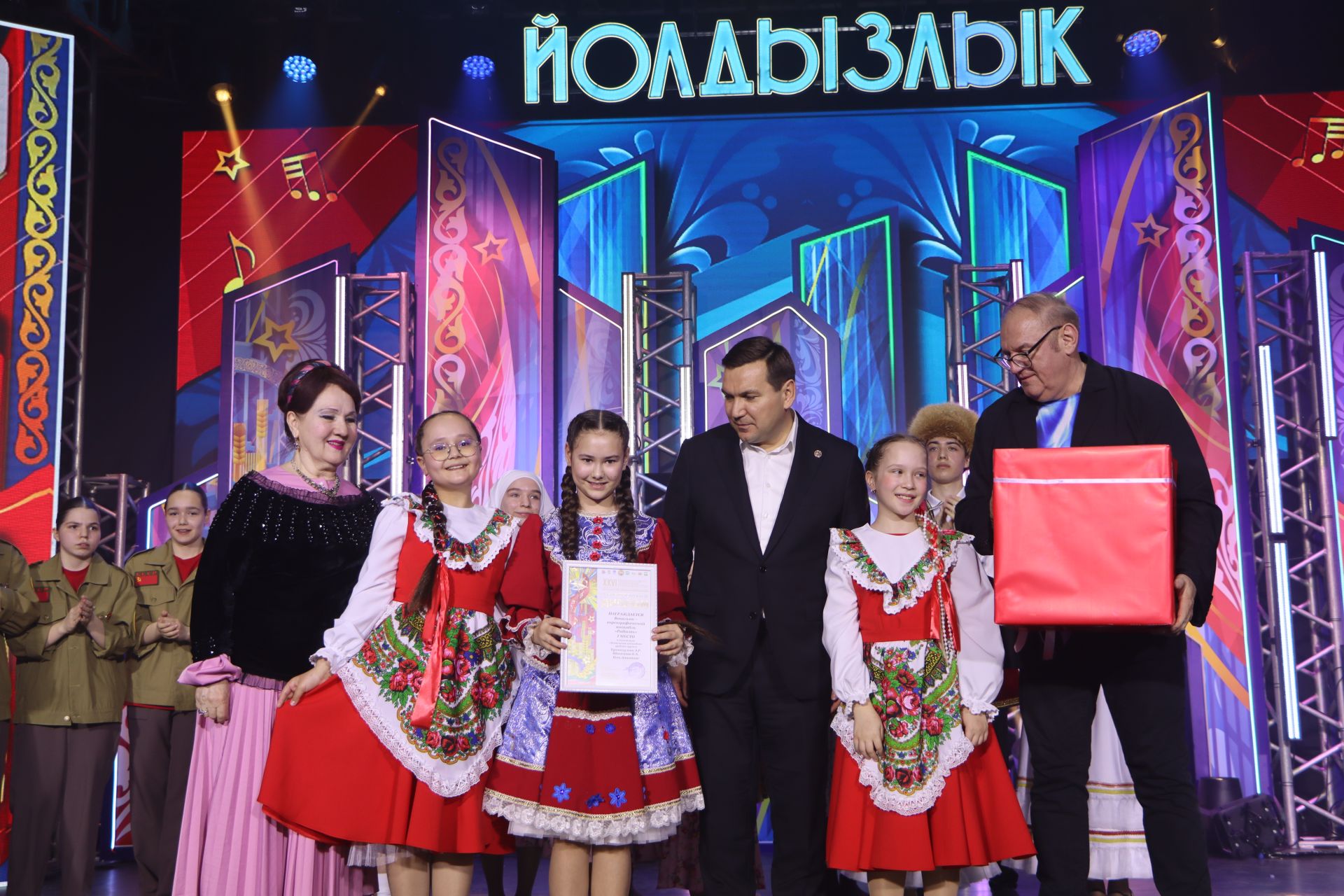 "Йолдызлык" фестивалендә бүләкләү тантанасыннан фотомизгелләр