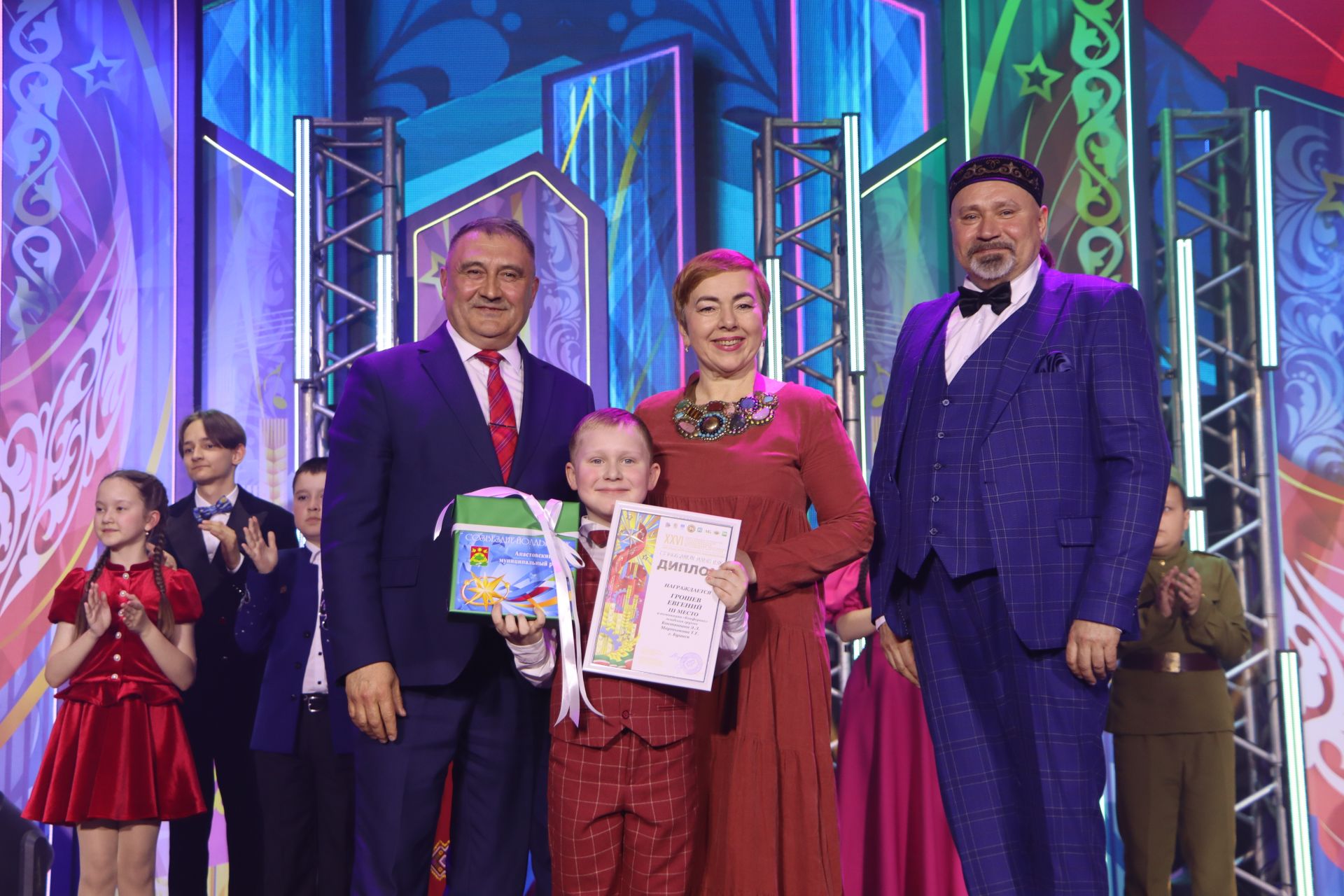 "Йолдызлык" фестивалендә бүләкләү тантанасыннан фотомизгелләр