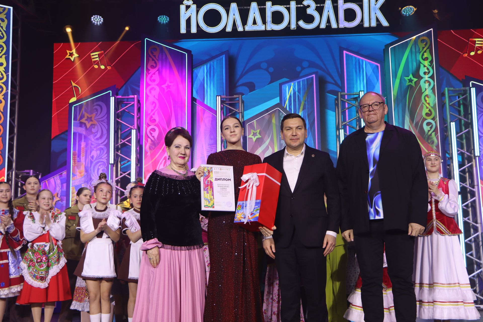 "Йолдызлык" фестивалендә бүләкләү тантанасыннан фотомизгелләр