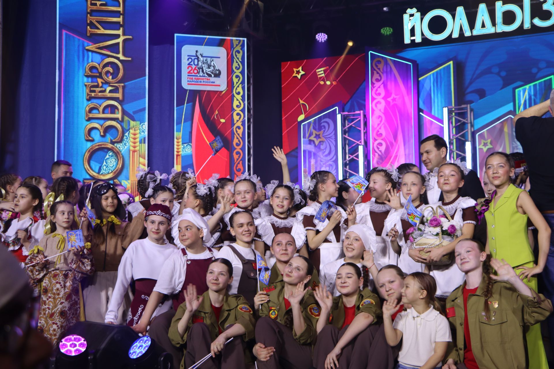 "Йолдызлык" фестивалендә бүләкләү тантанасыннан фотомизгелләр