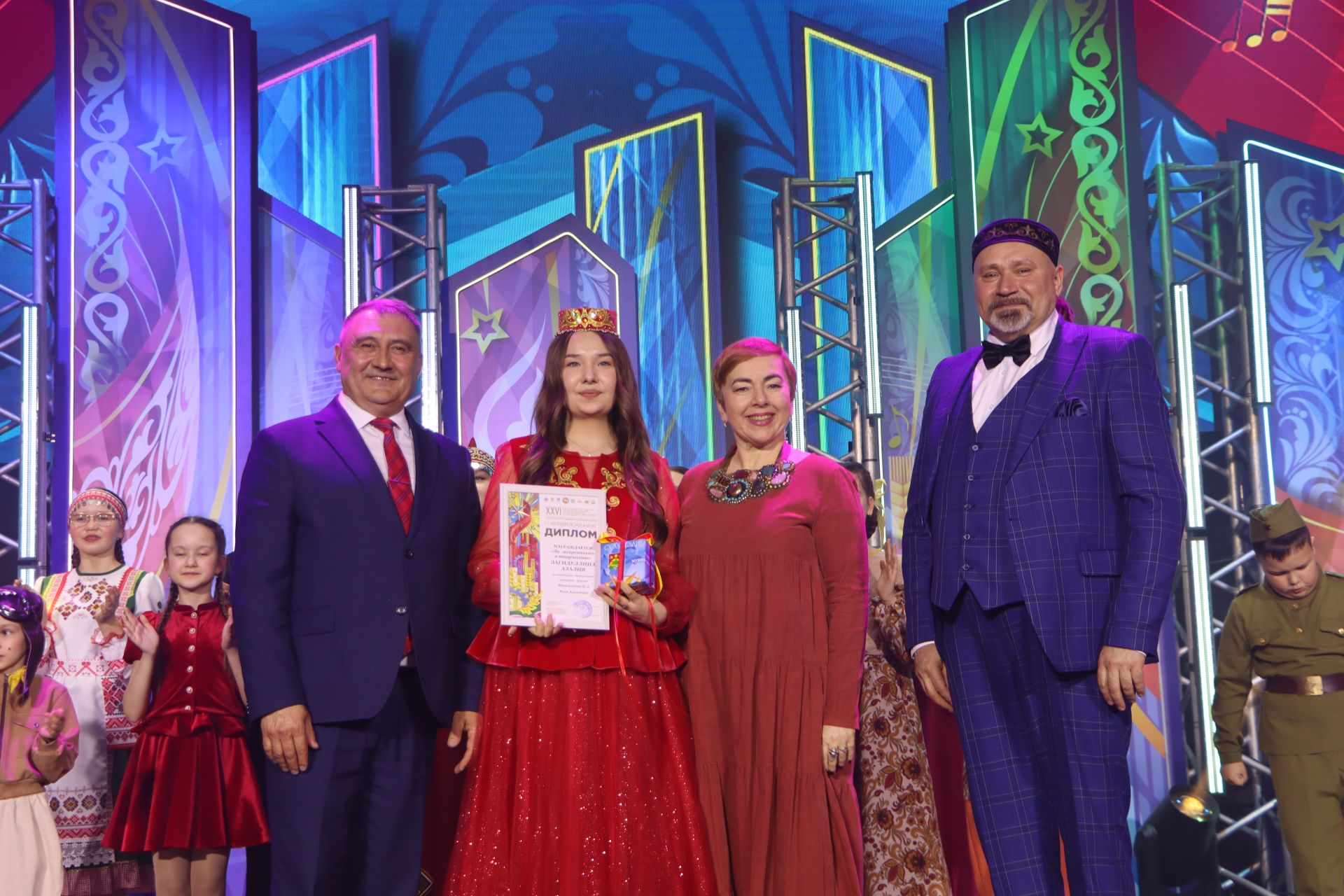 "Йолдызлык" фестивалендә бүләкләү тантанасыннан фотомизгелләр
