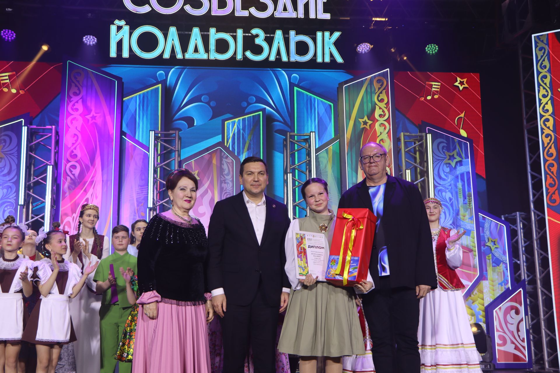 "Йолдызлык" фестивалендә бүләкләү тантанасыннан фотомизгелләр