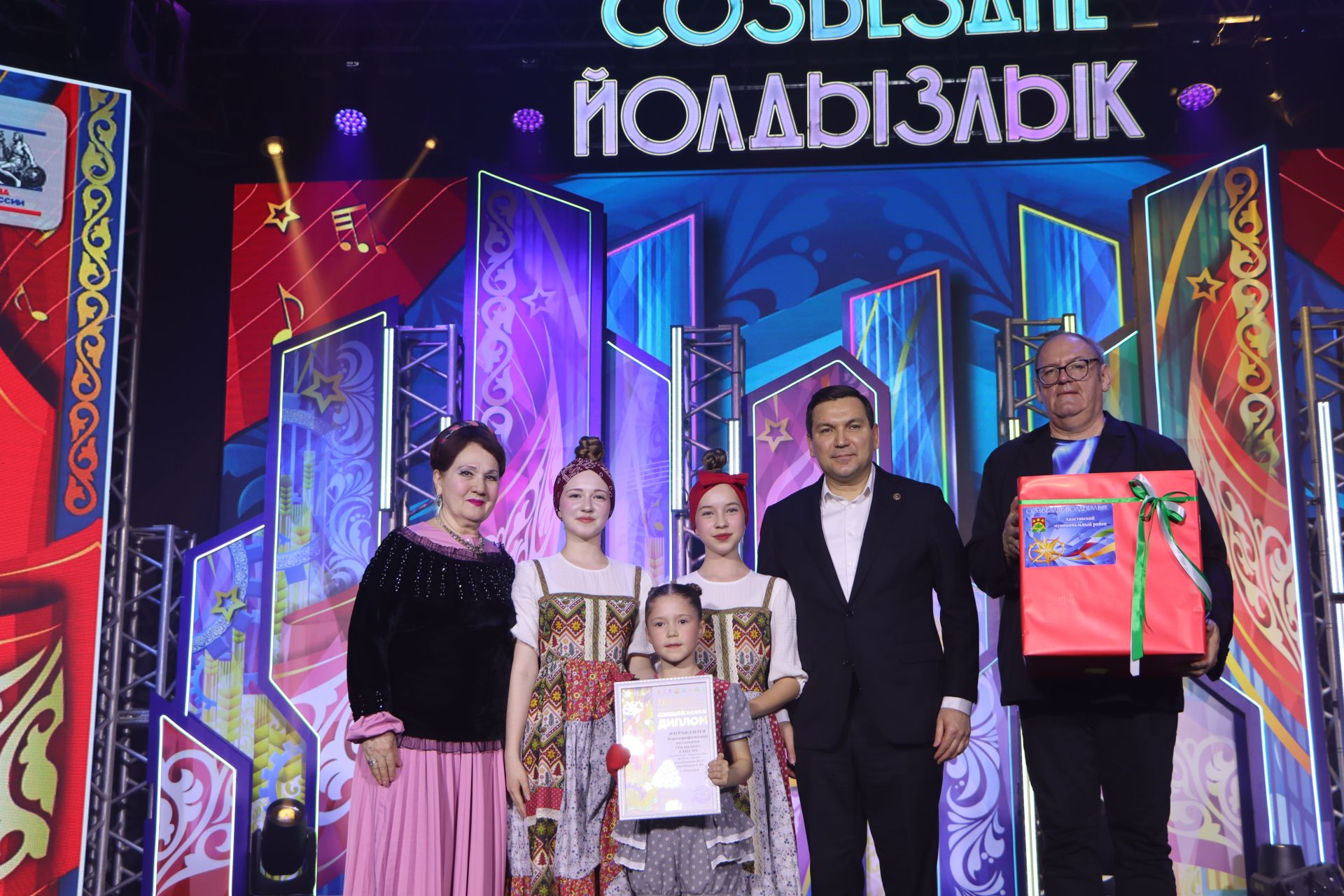 "Йолдызлык" фестивалендә бүләкләү тантанасыннан фотомизгелләр