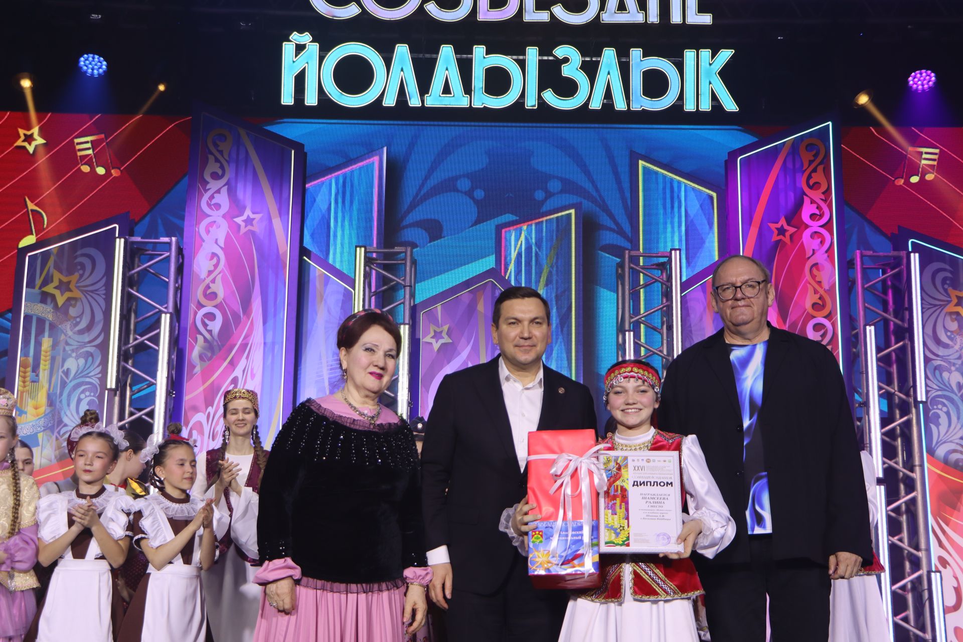 "Йолдызлык" фестивалендә бүләкләү тантанасыннан фотомизгелләр