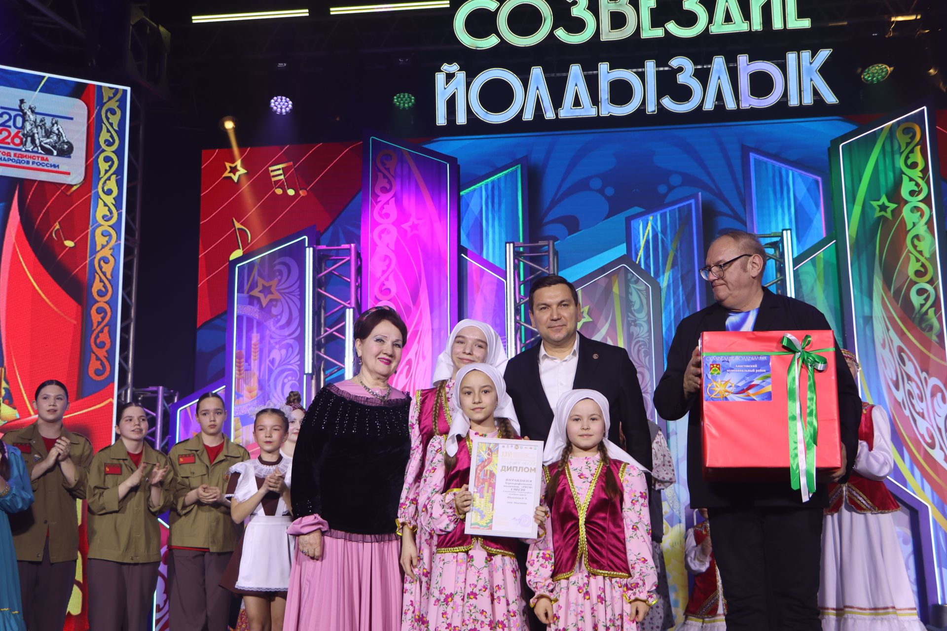 "Йолдызлык" фестивалендә бүләкләү тантанасыннан фотомизгелләр