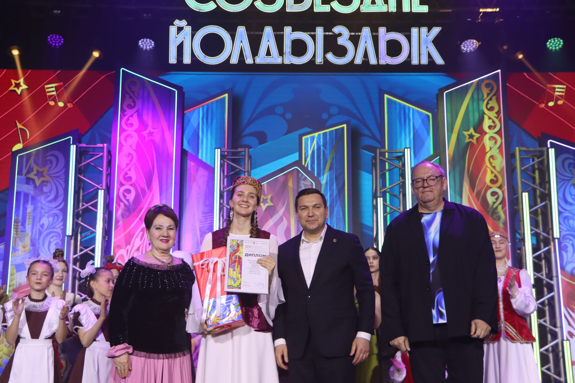 "Йолдызлык" фестивалендә бүләкләү тантанасыннан фотомизгелләр