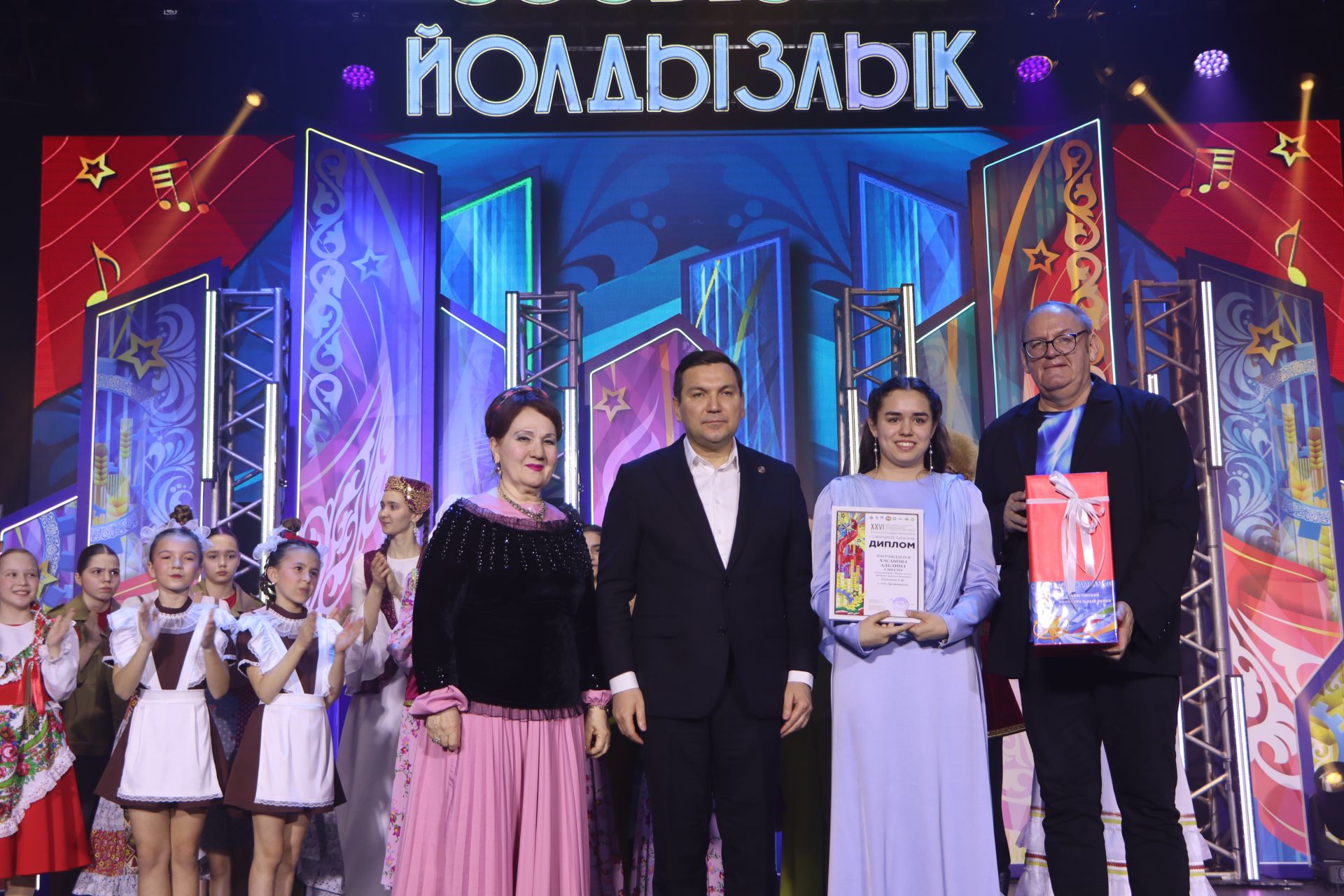 "Йолдызлык" фестивалендә бүләкләү тантанасыннан фотомизгелләр