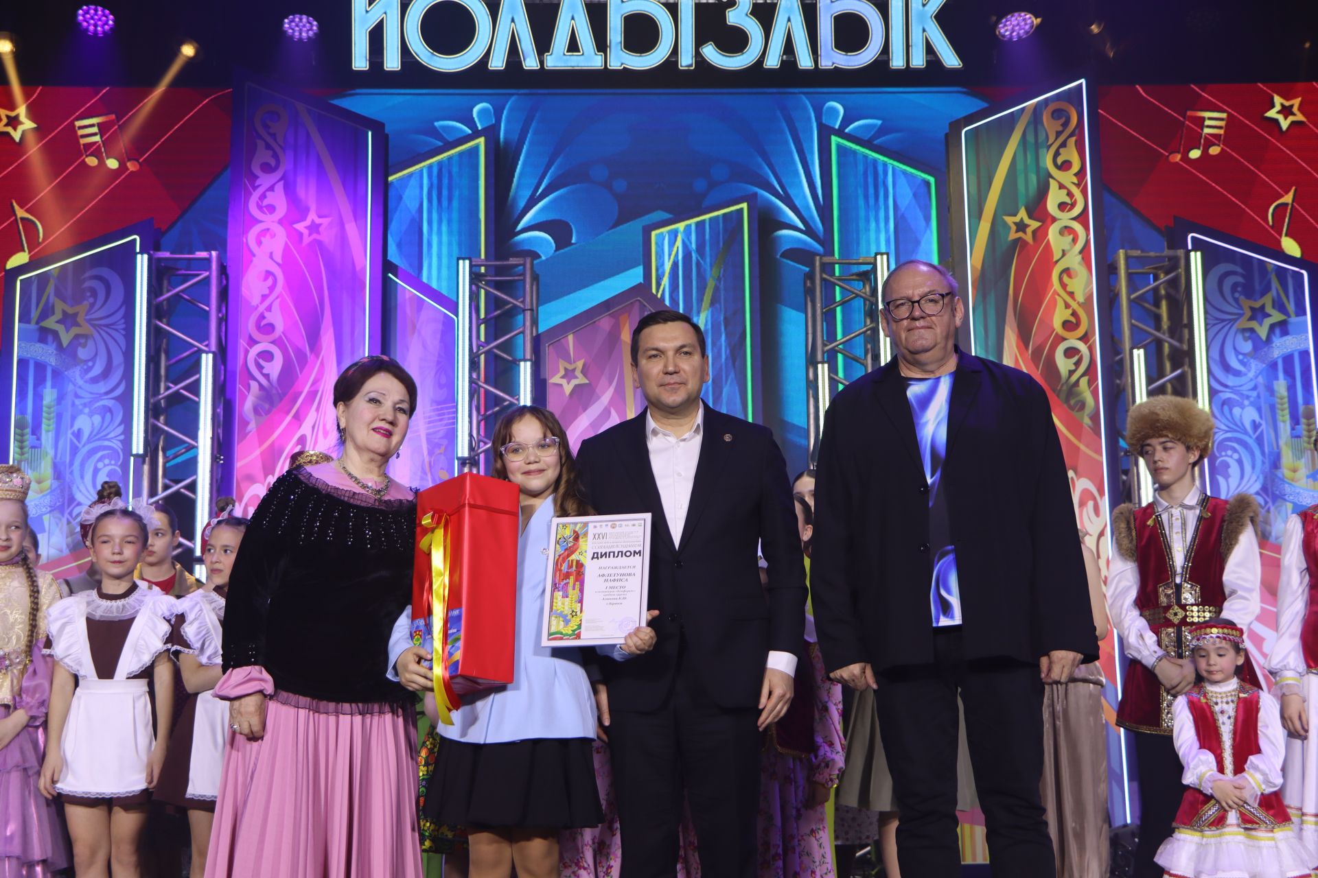 "Йолдызлык" фестивалендә бүләкләү тантанасыннан фотомизгелләр