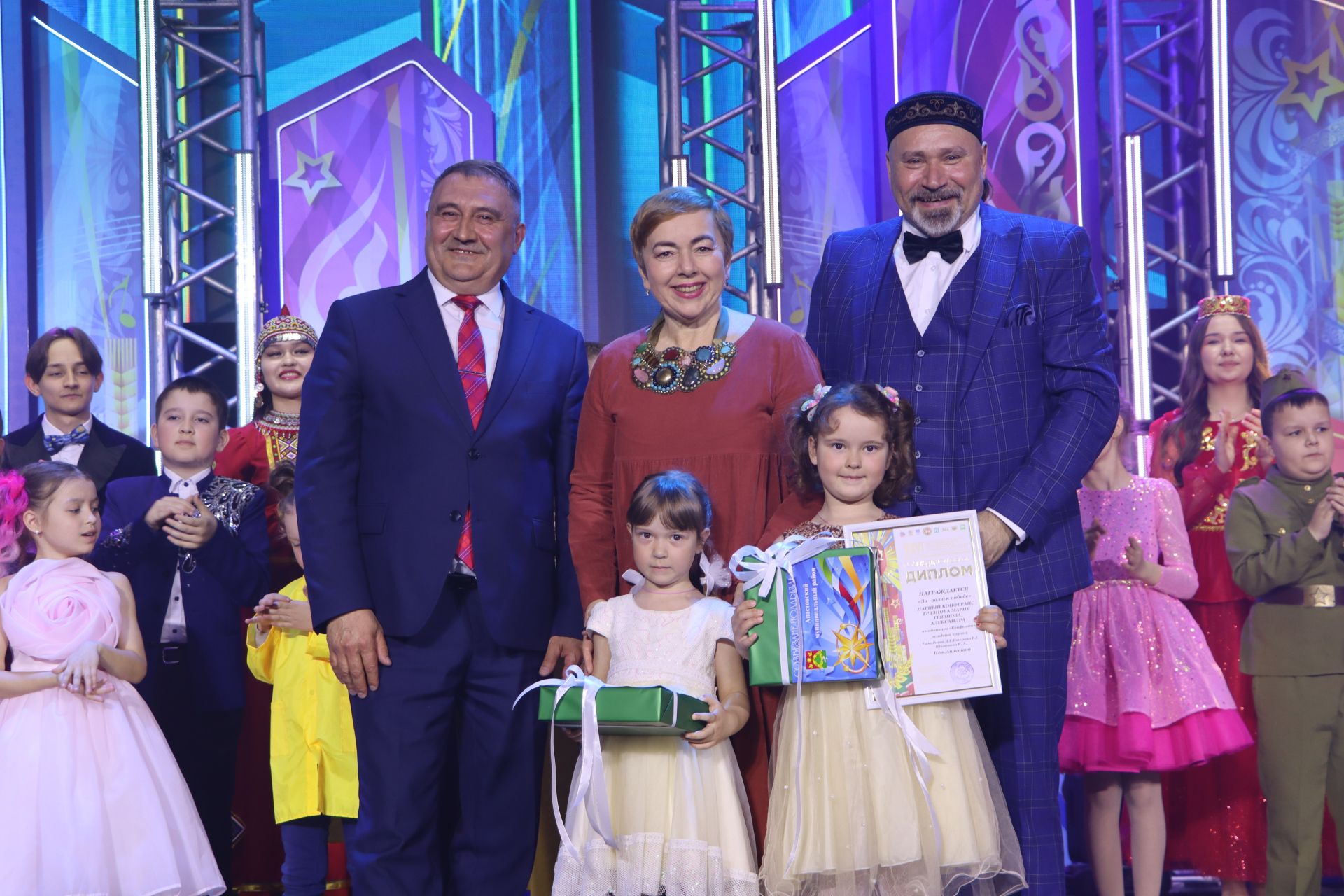 "Йолдызлык" фестивалендә бүләкләү тантанасыннан фотомизгелләр