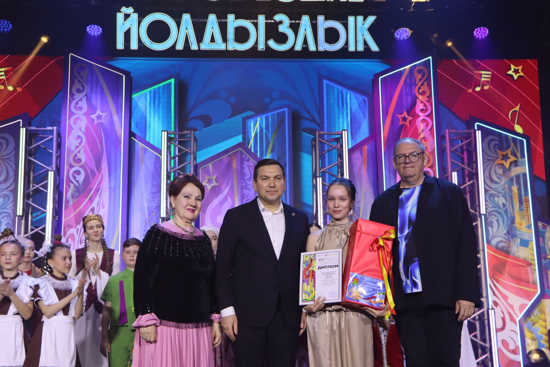 "Йолдызлык" фестивалендә бүләкләү тантанасыннан фотомизгелләр