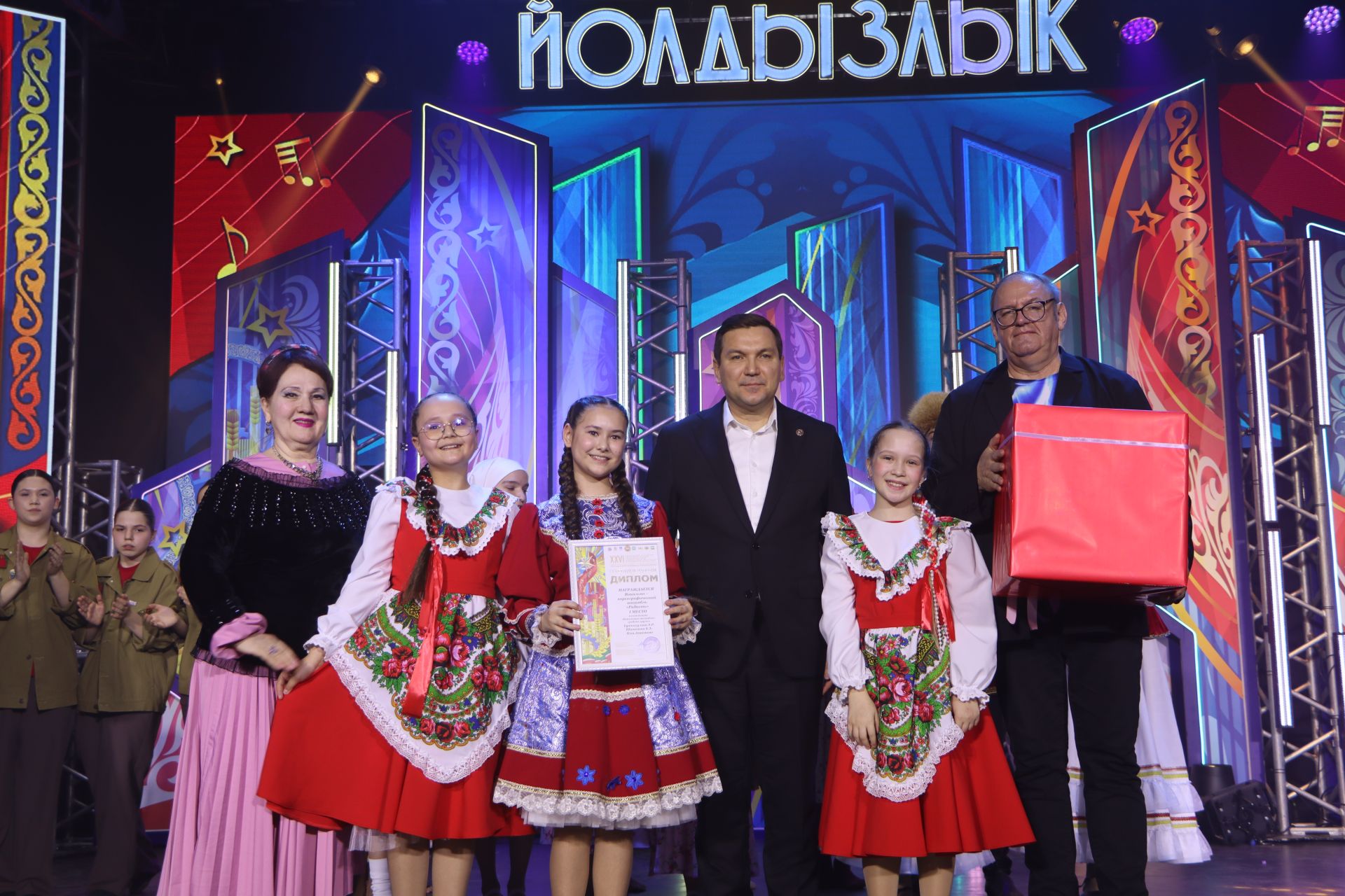 "Йолдызлык" фестивалендә бүләкләү тантанасыннан фотомизгелләр