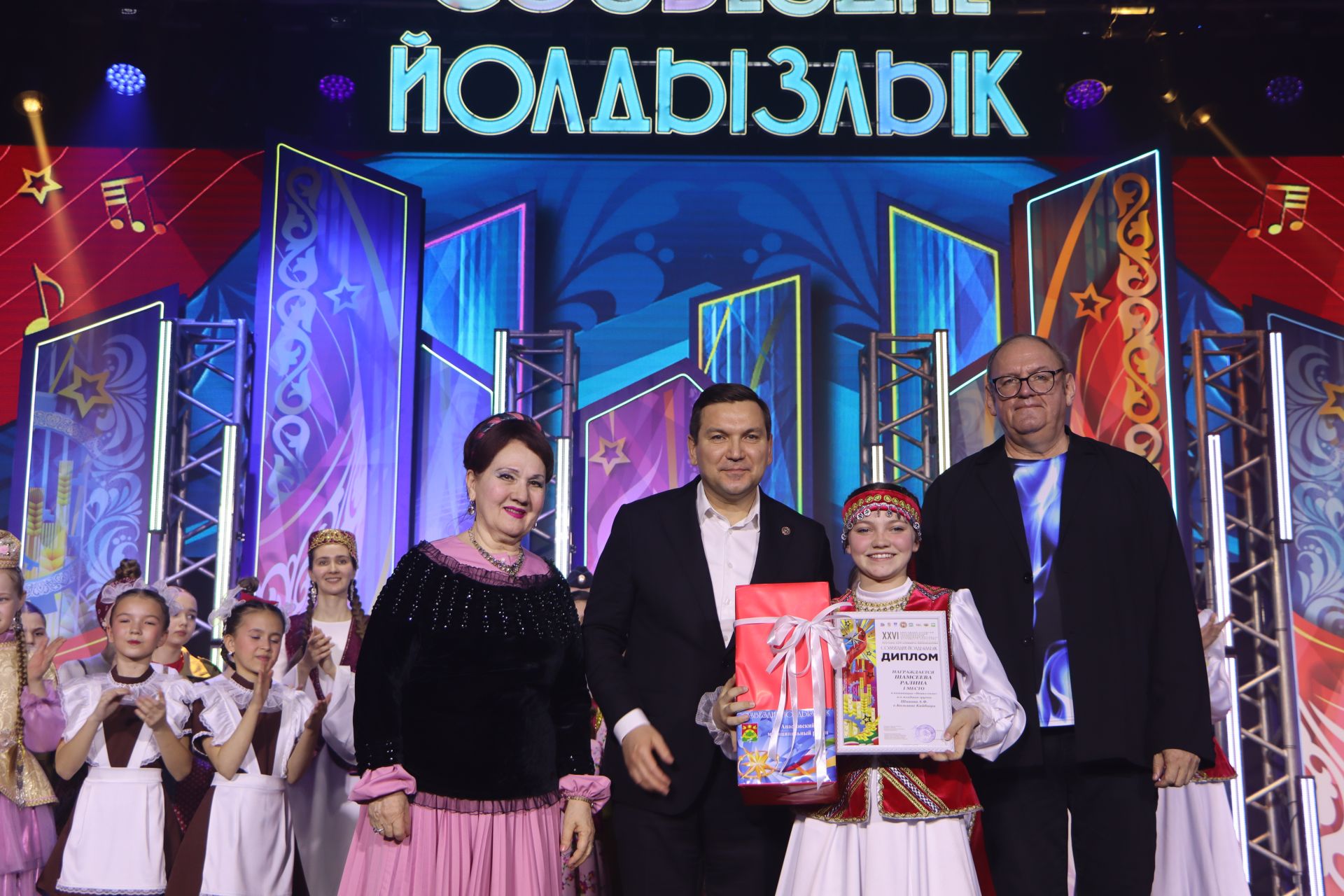 "Йолдызлык" фестивалендә бүләкләү тантанасыннан фотомизгелләр