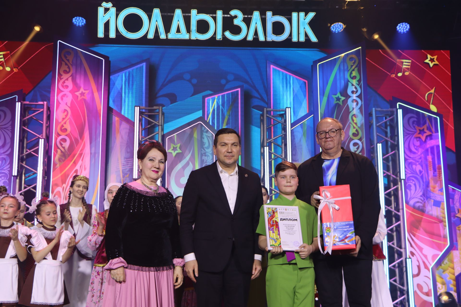 "Йолдызлык" фестивалендә бүләкләү тантанасыннан фотомизгелләр