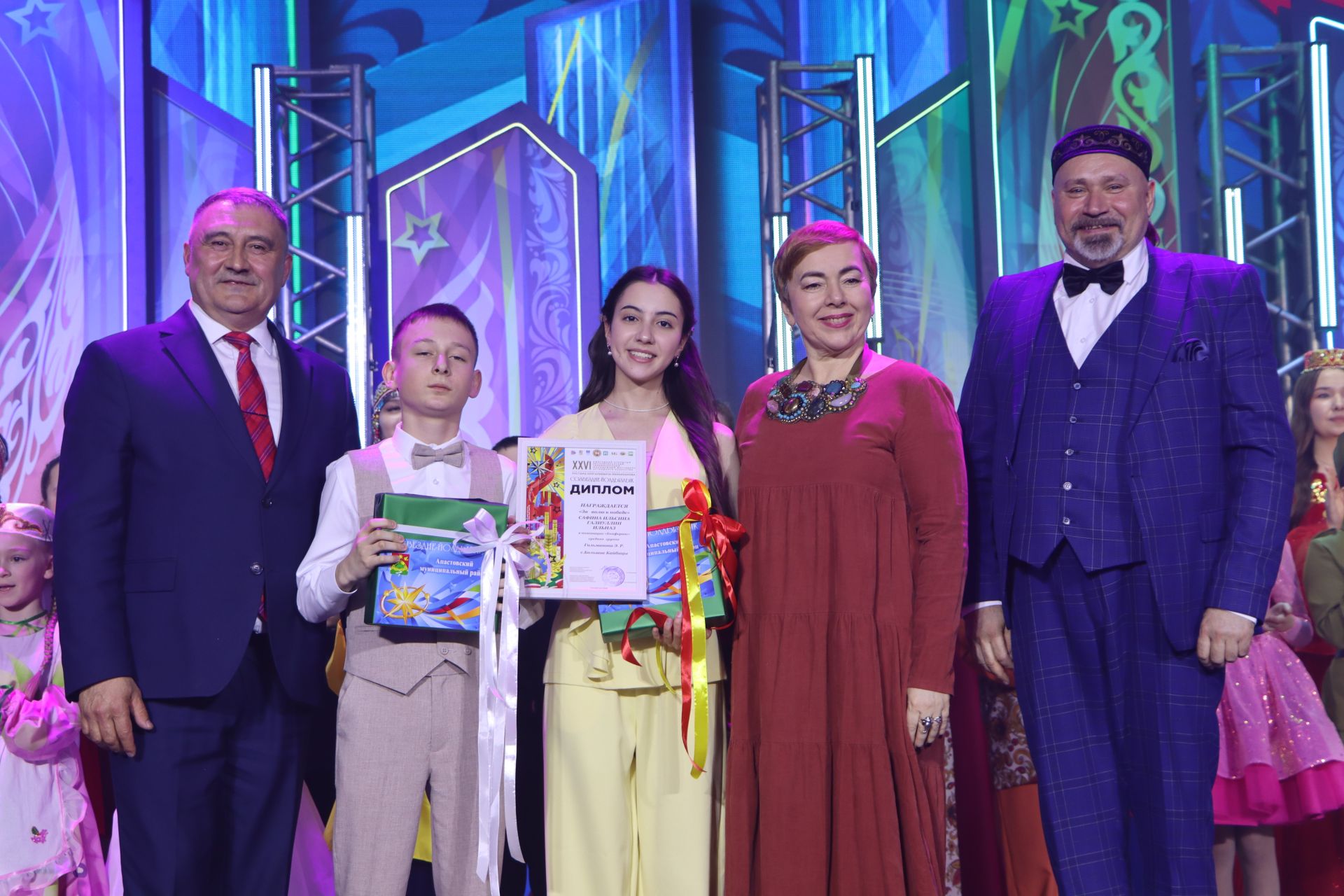 "Йолдызлык" фестивалендә бүләкләү тантанасыннан фотомизгелләр