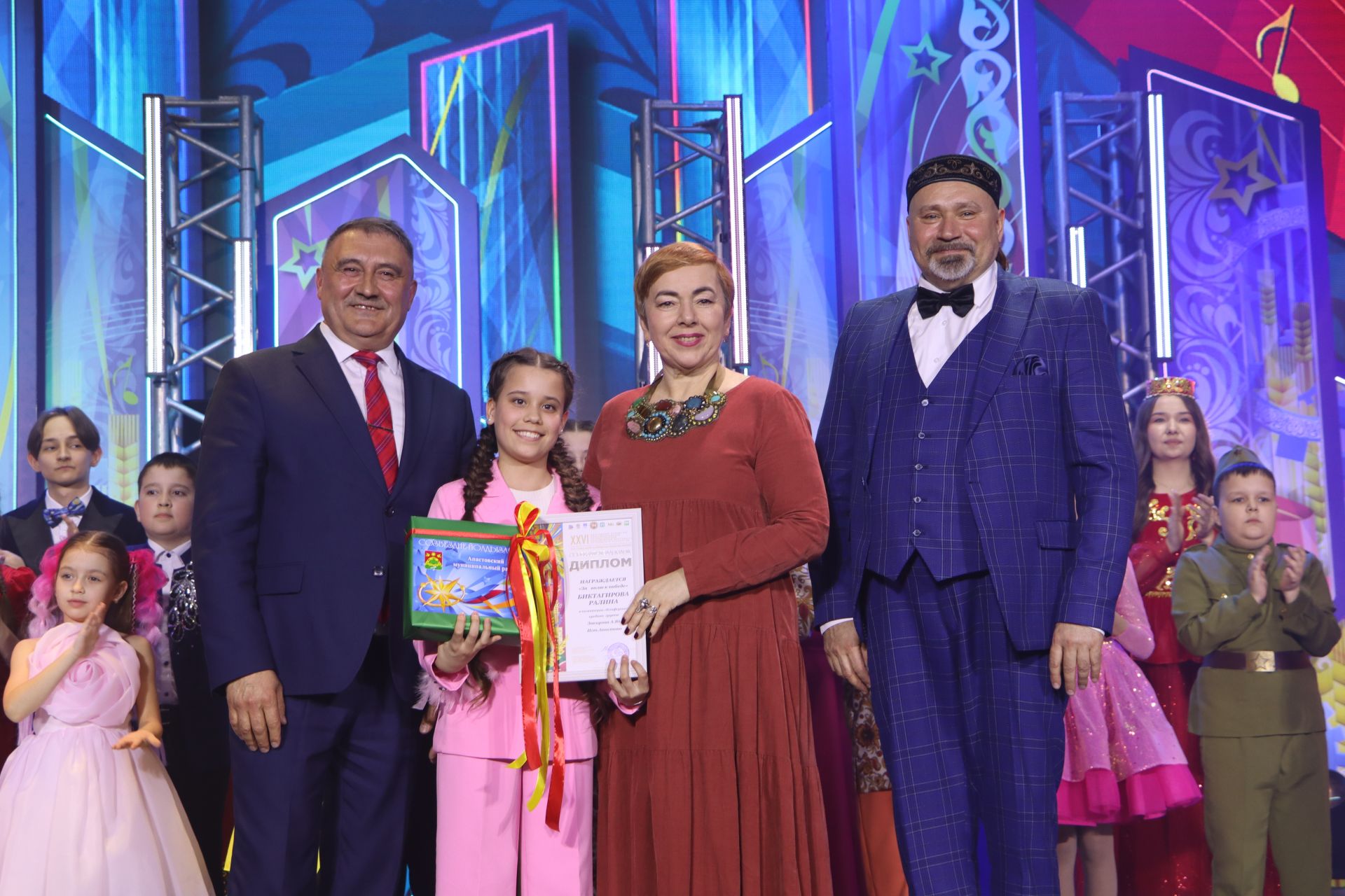 "Йолдызлык" фестивалендә бүләкләү тантанасыннан фотомизгелләр