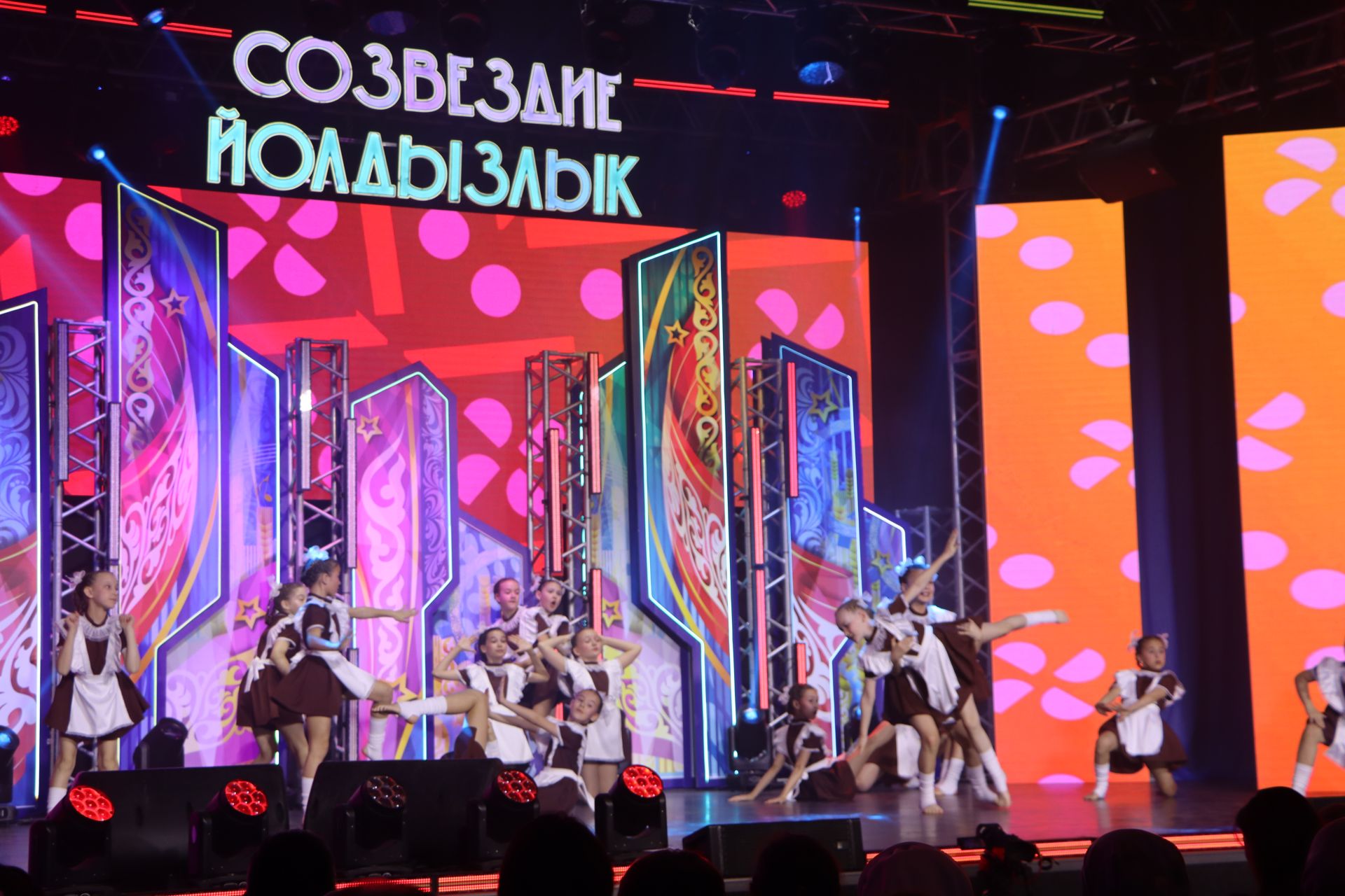 "Йолдызлык" фестивалендә бүләкләү тантанасыннан фотомизгелләр