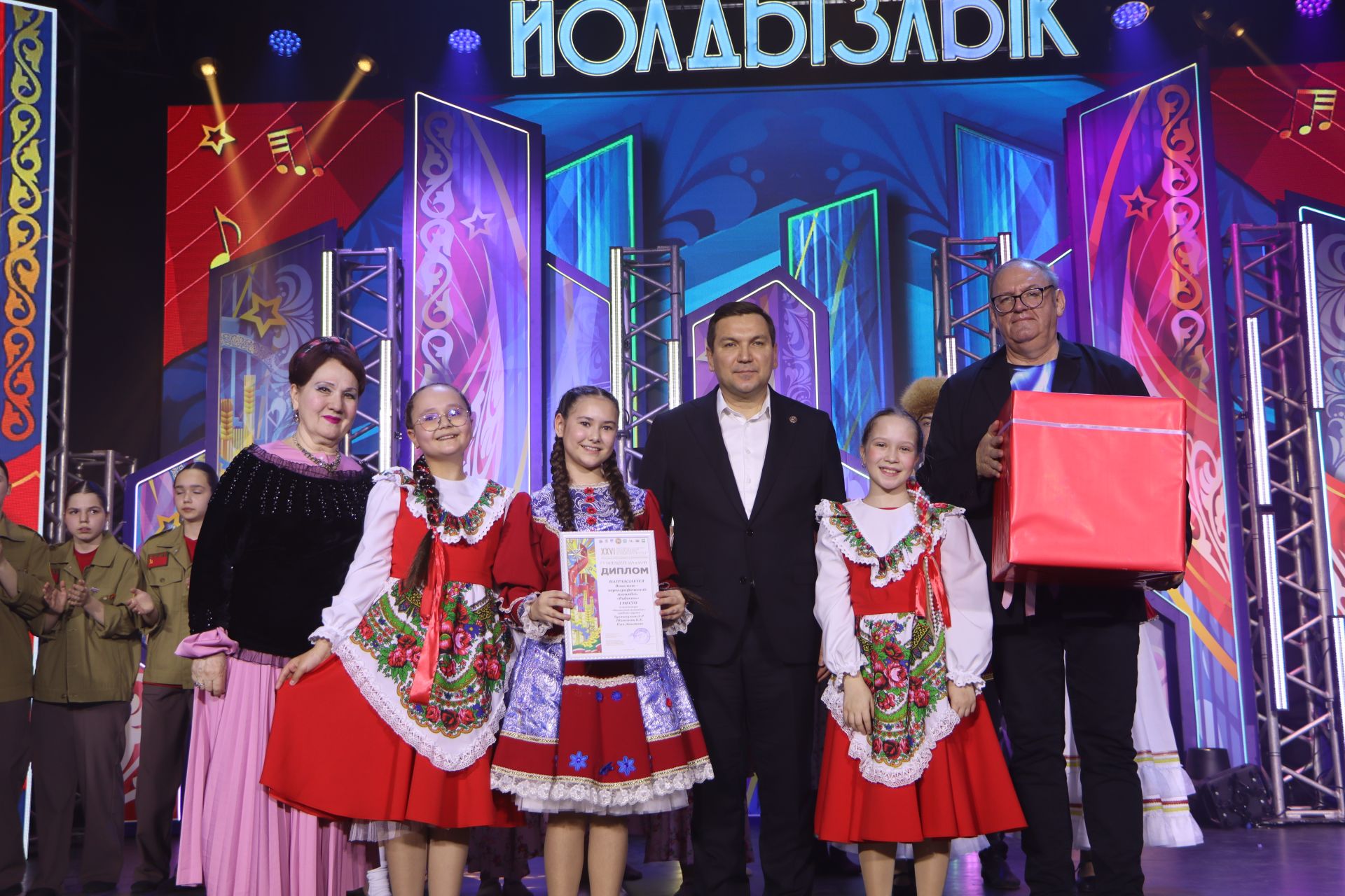 "Йолдызлык" фестивалендә бүләкләү тантанасыннан фотомизгелләр