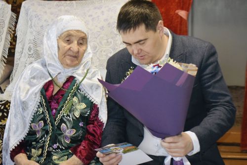 Үтәмеш авылында яшәүче Назирә әби Фәйзрахмановага район башлыгының котлавы юлланды