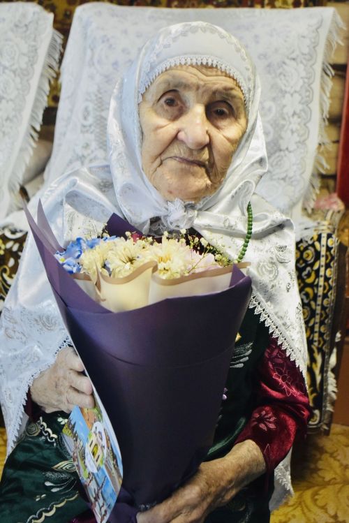 Үтәмеш авылында яшәүче Назирә әби Фәйзрахмановага район башлыгының котлавы юлланды