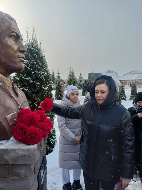 Апаста Герой-шагыйрь Муса Җәлил һәйкәленә чәчәкләр салдылар