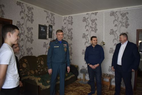 Гадәттән тыш хәлләр министры Рафис Хәбибуллин якыннары мобилизациядә булган гаиләләр белән очрашты