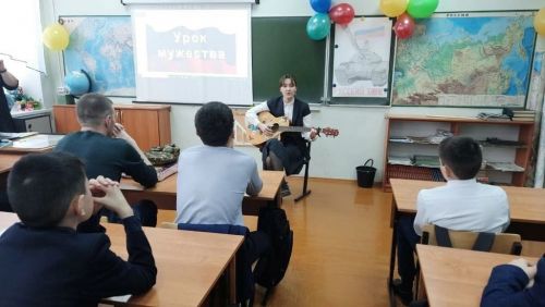 Апас урта мәктәбе укучылары махсус хәрби операциядә катнашучы Булат Бәдретдинов белән очрашты