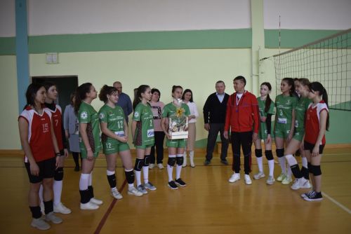 Апаста укытучы Рәмис Гыйззәтов үзенең туган көнендә волейбол ярышлары үткәрде