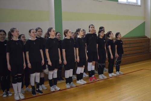 Апаста укытучы Рәмис Гыйззәтов үзенең туган көнендә волейбол ярышлары үткәрде