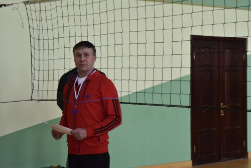 Апаста укытучы Рәмис Гыйззәтов үзенең туган көнендә волейбол ярышлары үткәрде