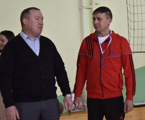 Апаста укытучы Рәмис Гыйззәтов үзенең туган көнендә волейбол ярышлары үткәрде