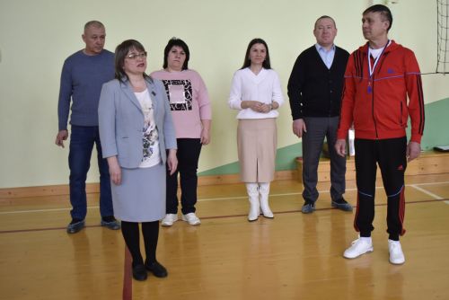 Апаста укытучы Рәмис Гыйззәтов үзенең туган көнендә волейбол ярышлары үткәрде