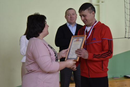 Апаста укытучы Рәмис Гыйззәтов үзенең туган көнендә волейбол ярышлары үткәрде