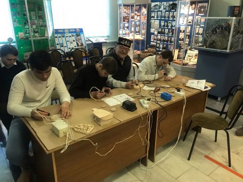 В Апастовском краеведческом музее студенты аграрного колледжа попробовали сделать сувениры из дерева