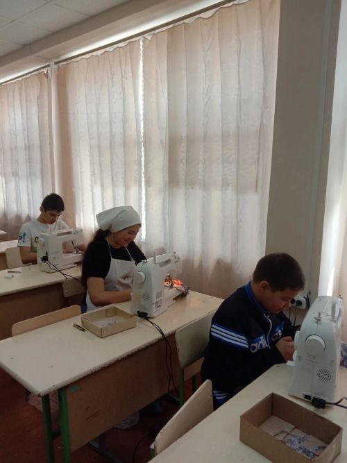 Апасның яшь волонтерлары яралыларга эчке киемнәр тегәләр