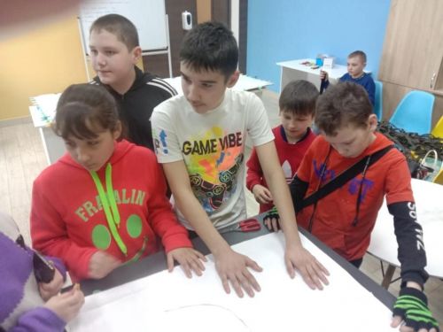 Апасның яшь волонтерлары яралыларга эчке киемнәр тегәләр