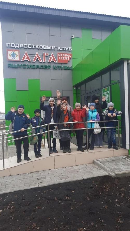 Апасның яшь волонтерлары яралыларга эчке киемнәр тегәләр