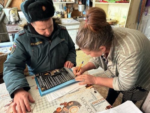 Сотрудники районного отдела по чрезвычайным ситуациям, пожарному надзору, управления социальной защиты населения посещают поселения, семьи, еще раз напоминают о правилах безопасности, раздают буклеты
