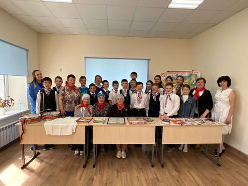 В Апастовском ЦДТ «Сэлэт» совместно с Советом ветеранов было проведено праздничное мероприятие, посвященное Дню пионерской организации