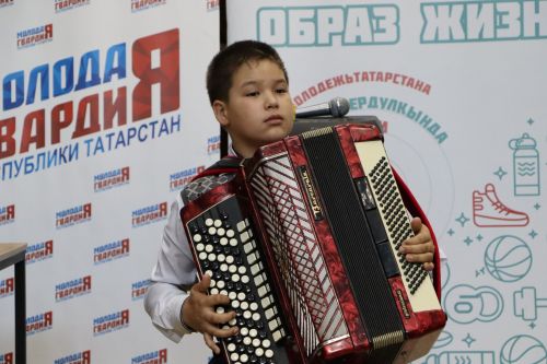 Апаста волонтерлар хәрби-контрактчы егет Салават Мингалиев белән очраштылар